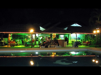 Piscina di notte Nanai Hotel Patong Phuket Thailandia